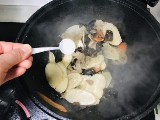 13、山药炒肉片,适量的盐，翻炒3分钟；