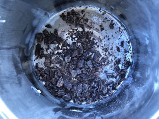 2、巧克力奶油,放入打蛋盆中。