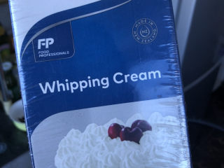 3、巧克力奶油,准备好淡奶油。