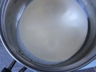 4、巧克力奶油,淡奶油倒入小奶锅。