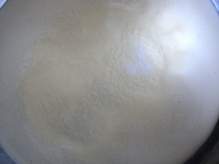 5、巧克力奶油,放入糖。