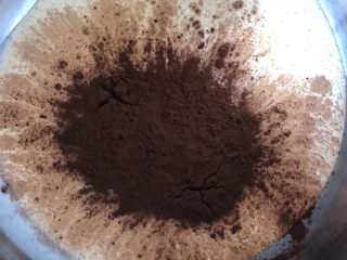 6、巧克力奶油,放入可可粉。