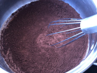 7、巧克力奶油,小火,不停搅拌淡奶油。