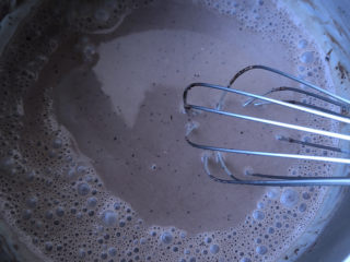 8、巧克力奶油,把可可粉融化冒小泡即可。