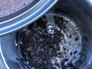 9、巧克力奶油,趁热倒入巧克力碎容器。