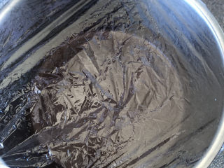 12、巧克力奶油,保鲜膜封好冰箱冷藏一天。