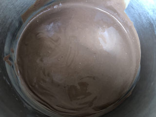 13、巧克力奶油,取出来有点凝固的样子。