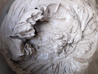 14、巧克力奶油,高速打发即可使用。