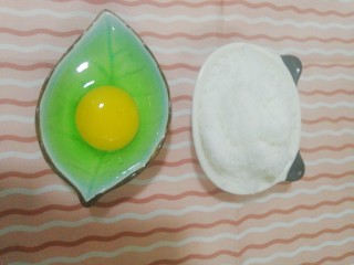 3、浓香巧克力蛋糕,准备好细砂糖和一个鸡蛋。