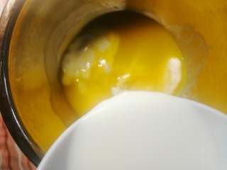 4、浓香巧克力蛋糕,先加入牛奶和细砂糖。搅拌。