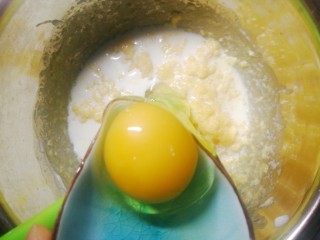 5、浓香巧克力蛋糕,加入鸡蛋，继续搅拌。