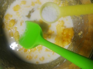 6、浓香巧克力蛋糕,加入一克盐，继续搅拌。