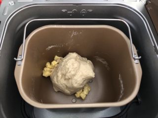 1、椰蓉餐包,除黄油外的其他材料放入面包机揉面15分钟后放入软化的黄油，切小块，继续揉面25分钟