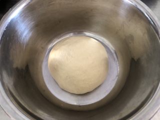 2、椰蓉餐包,揉成光滑面团取出，表面覆盖保鲜膜静置发酵