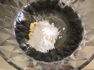 4、椰蓉餐包,加入糖粉搅拌均匀