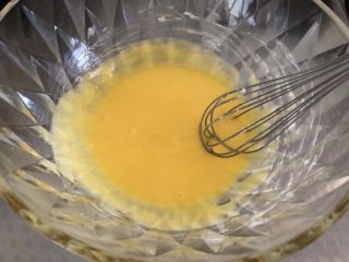 5、椰蓉餐包,分3次加入蛋液，每次10克，搅拌均匀后再加入下一次