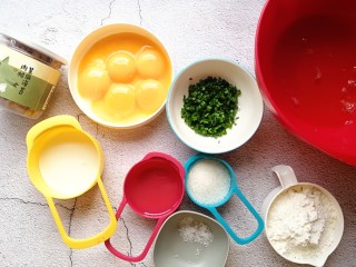 1、香葱肉松蛋糕,称量好所需的食材，葱花切碎不要葱白