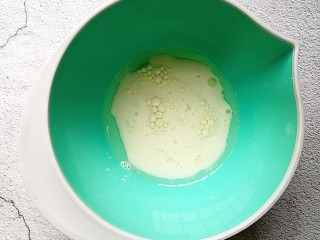 2、香葱肉松蛋糕,玉米油、牛奶和盐倒入一个大碗内