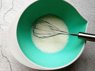 3、香葱肉松蛋糕,搅拌至乳化状态（搅拌一分钟左右）