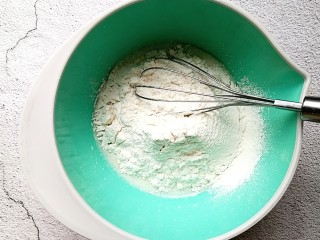 4、香葱肉松蛋糕,筛入低筋面粉搅拌均匀