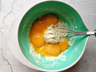 5、香葱肉松蛋糕,倒入6个蛋黄