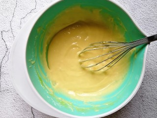 6、香葱肉松蛋糕,搅拌均匀