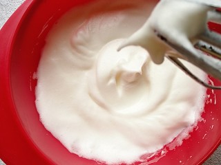 7、香葱肉松蛋糕,50g细砂糖分三次加入6个蛋清内，用电动打蛋器打发至湿性发泡(就是提起打蛋器有个大弯钩就好啦)