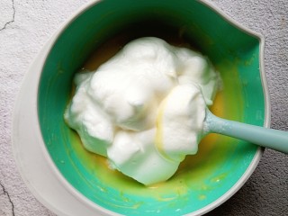 8、香葱肉松蛋糕,取三分之一蛋白放入蛋黄糊内翻拌均匀