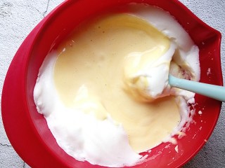 9、香葱肉松蛋糕,将混合均匀的蛋黄糊倒入剩余三分之二的蛋白内