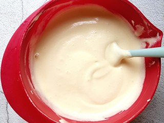 10、香葱肉松蛋糕,翻拌均匀（一定要翻拌的手法快速的拌匀，以免消泡）