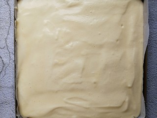 11、香葱肉松蛋糕,烤盘内铺一层油纸后，倒入蛋糕糊，用刮刀抹平表面（烤盘是28*28的）