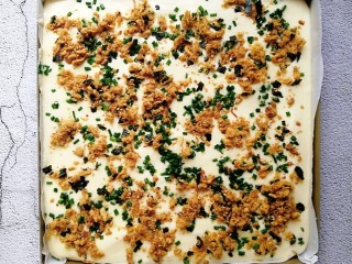 12、香葱肉松蛋糕,撒上适量的肉松和葱花