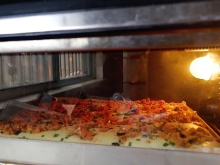 13、香葱肉松蛋糕,烤箱180度预热10分钟后，放入烤盘，180度上下火中层烤20分钟，蛋糕表面上色满意记得加盖锡纸