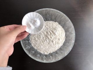 3、红糖开花发糕,加入小苏打和泡打粉混合拌匀