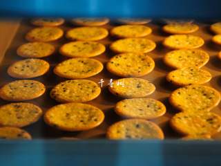 15、黑芝麻鸡蛋瓦片饼干 根本停不下来的宝宝零食,15分钟,饼干就完全熟透了,边缘一圈已经变成了非常漂亮的金黄色,这个时候就可以出炉了。我这次烤制的时候把烤盘放到了中下层,与底火离得比较近,饼干在烤制的过程中发生了上翘,一个个的像极了瓦片。