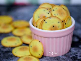 18、黑芝麻鸡蛋瓦片饼干 根本停不下来的宝宝零食,颜色金黄,蛋香浓郁,自己做的真材实料就是不一样。