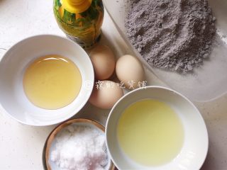 1、黑米蜂蜜小蛋糕,食材。