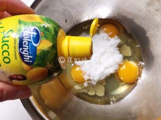 2、黑米蜂蜜小蛋糕,鸡蛋放入无水无油的干净容器中，加入细砂糖和蜂蜜，再滴入几滴柠檬汁。