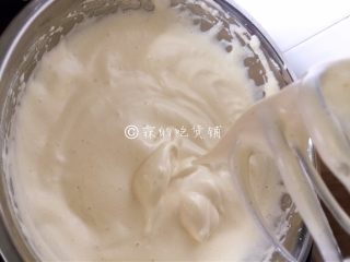 6、黑米蜂蜜小蛋糕,滴落的面糊可以划出花纹并维持较长时间，就是打发好了。