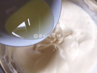 7、黑米蜂蜜小蛋糕,倒入玉米油（这时先不要拌）。