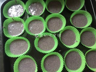 11、黑米蜂蜜小蛋糕,拌匀后的面糊舀入纸杯或模具中。