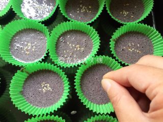 12、黑米蜂蜜小蛋糕,上面可选择撒上一点白芝麻。烤箱预热后，180度，15分钟左右（具体时间、温度，请根据自家烤箱灵活设定。）