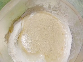 1、奶香吐司,50克面粉50克清水1克酵母放在一个容器里