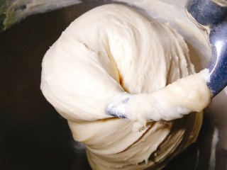 4、奶香吐司,然后把主面团的所有材料除黄油以外，要注意糖不要跟酵母直接接触，包括发酵好的波兰种一起倒进厨师机进行搅拌，等面粉搅拌均匀以后，放入软化的黄油，就是用手一捏，黄油达到有捏痕的状态，再放入面粉再用厨师机继续搅拌15分钟左右，面团刚开始会很黏，不要紧，继续搅拌就会出现图中，光滑的状态，不会黏锅底了。再这里要强调的是，我这里气温低，黄油必须得软化使用，如果是冷藏直接用，你无论揉多久，面团都不会出膜，黄油始终融入不进面团，也会越揉越死，黄油冬季一般都是常温存放，不需要放冰箱。夏季就要冷藏使用了。