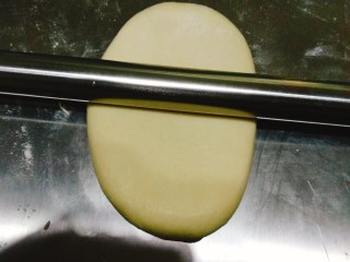 8、奶香吐司,把松弛好的面团 擀成牛舌状