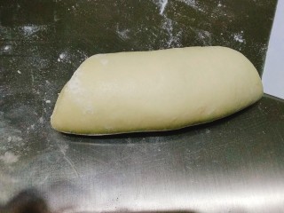 9、奶香吐司,翻面，从上到下卷起来