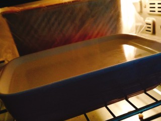 15、奶香吐司,模具盖保鲜膜 进入烤箱 旁边放一晚50度温水 烤箱开始发酵功能  中途温水会凉  可以换一次  