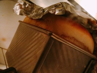 18、奶香吐司,中途看到面包上色，要盖锡纸，个子已经长的很高了