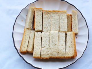 2、超好吃的土司条,烤箱170℃预热10分钟，土司切成条状。