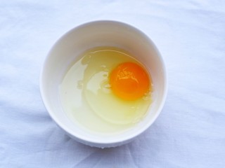 3、超好吃的土司条,鸡蛋磕入碗中。